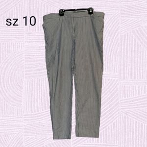 Size 10 grey seersucker striped capri pants